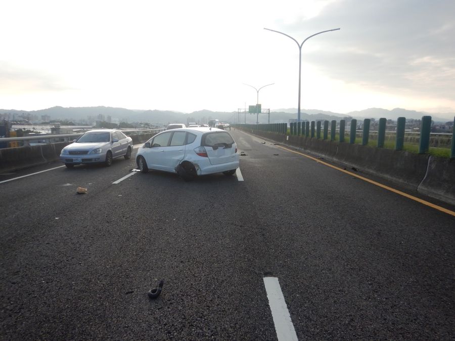 女台74線大雅路段超車不慎翻車滑行數10公尺全毀 新一代時報