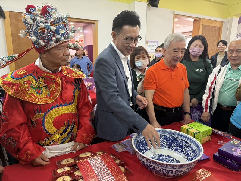 江啟臣參加博餅活動 擲出大獎