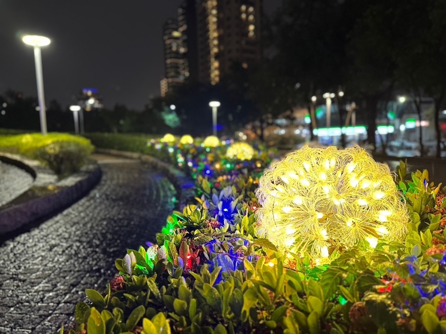 光影交織慶聖誕！ 中市山海屯城公園綠地璀璨燈海亮相