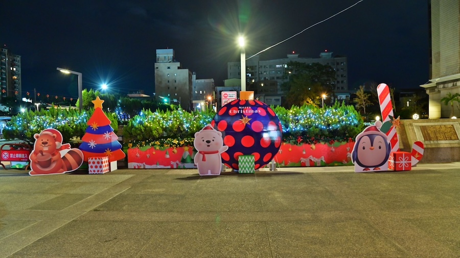 聖誕老公公跳出來了！ 中市水利局陽明市政大樓廣場耶誕燈飾迎接節慶