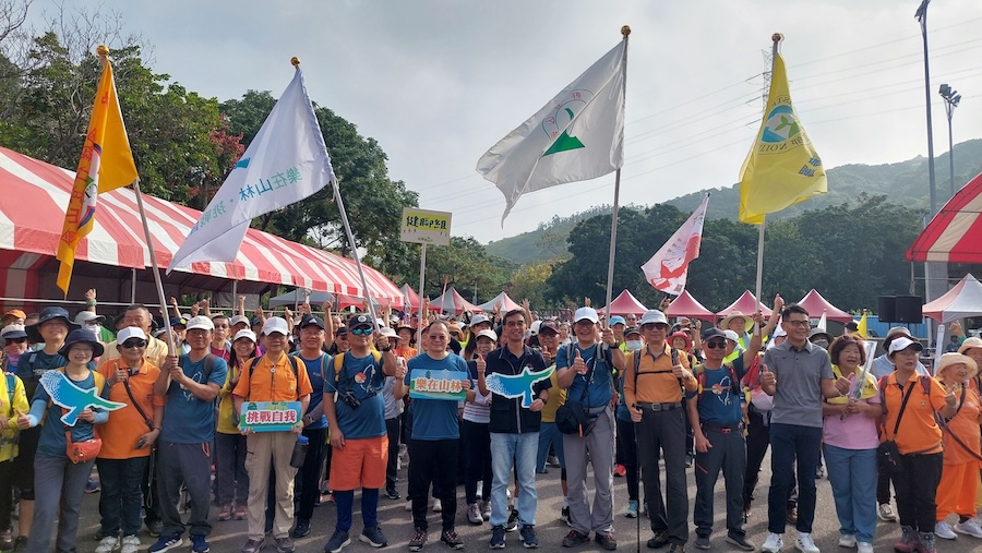 鰲峰山自由車場迎新春主題造景亮相 邀市民走春走出一身輕