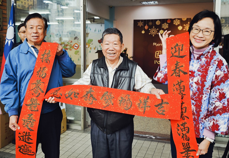 國民黨高市黨部邀名家揮毫寫春聯 柯志恩祝市民大賺錢